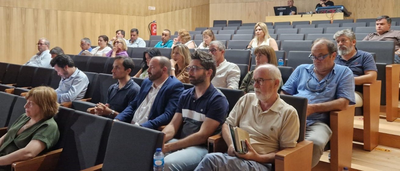 A foto mostra membros da Assembleia Intermunicipal 2021-2025 sentados num audit&oacute;rio