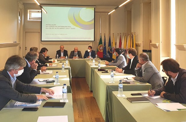 Na imagem v&ecirc;-se uma grande mesa retangular com os presidentes dos munic&iacute;pios do Alto Minho sentado ao seu redor