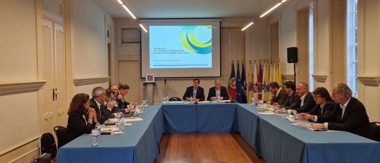 Imagem na sala com uma mesa em formato de U com todos os Presidentes e o Presidente da Assembleia Intermunicipal