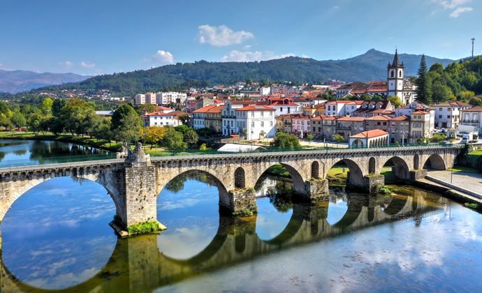 A imagem mostra a vila de Ponte da Barca, sobressaindo a sua ponte sobre o rio Lima