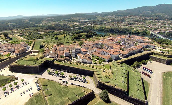 Vista a&eacute;rea da cidade de Valen&ccedil;a, sobressaindo a sua fortaleza no alto de uma colina sobranceira ao rio Minho