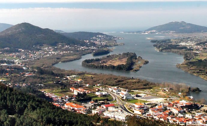 Imagem &aacute;rea da vila de Vila Nova de Cerveira, avistando-se o rio Minho at&eacute; &agrave; foz e a ilha dos Amores com o seu formato em cora&ccedil;&atilde;o no leito do rio