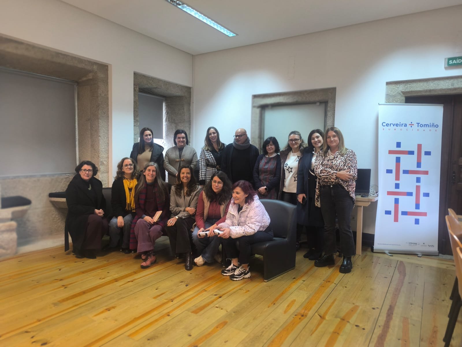 Bibliotec&aacute;rias de p&eacute; e outras em primeira fila sentadas, no Espa&ccedil;o Juventude Sem Fronteiras